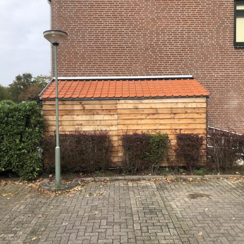 Houten aanbouw met pannendak